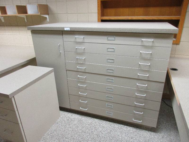lot 98 image: Storage cabinet and file cabinet