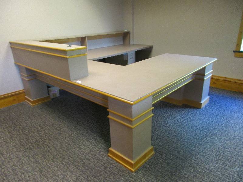 lot 102 image: Corner workstation desk
