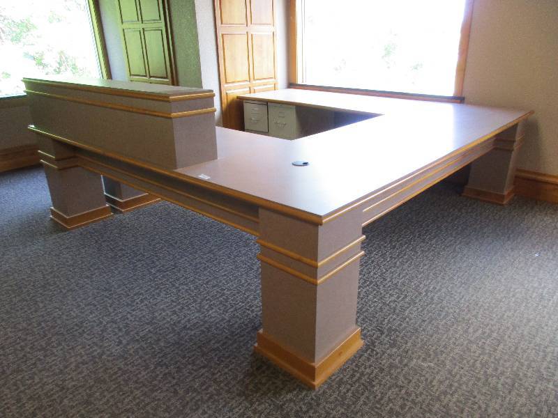 lot 104 image: Corner workstation desk