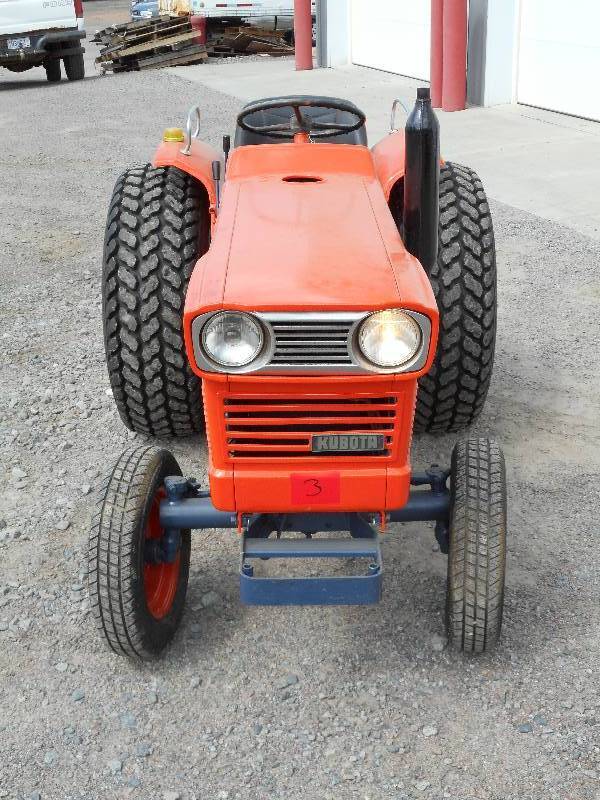 Kubota L2000 Tractor, 3-Cylinder Di...