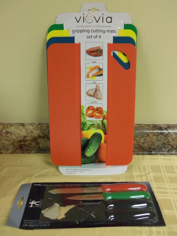 Set of 4 Gripping Cutting Mats & 2 Knives