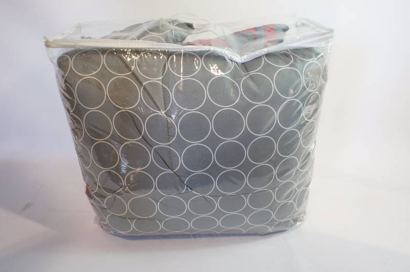 lot 5 image: Heatherton 8pc Bed Set Free12pc AccessorySet Queen