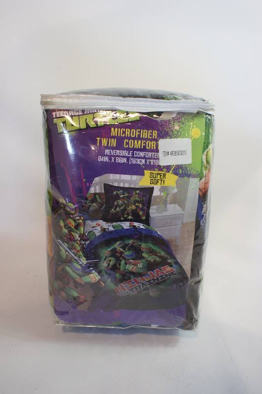 lot 13 image: Teenage Mutant Ninja Turtles Twin Comforter