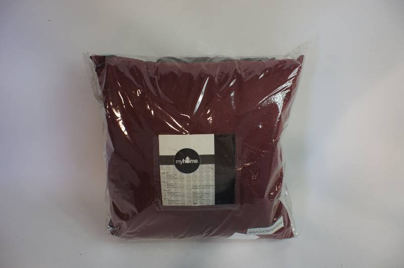 lot 18 image: MyHome Solid Color Microfiber King Accessory Set, Red