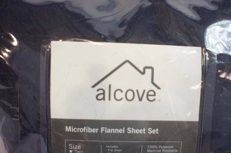 lot 20 image: Alcove Microfiber Flannel Sheet Set - Queen, Navy