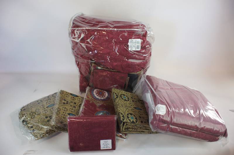 lot 23 image: Darjeeling 20pc Bedroom Set - King