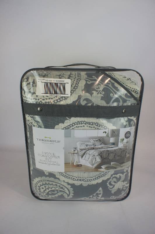 lot 24 image: Threshold Suzani Comforter Set, FullQueen