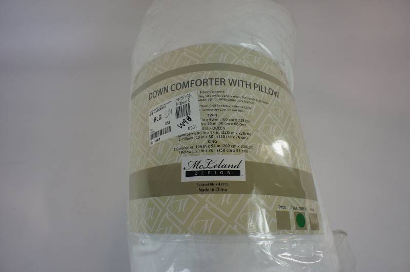 lot 25 image: McLeland Design Midweight Down Comforter - FullQueen