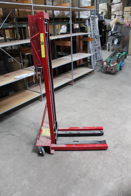 lot 12 image: NGE Mat Hoist Superhoist Model MH1000 600lbs. Capacity.