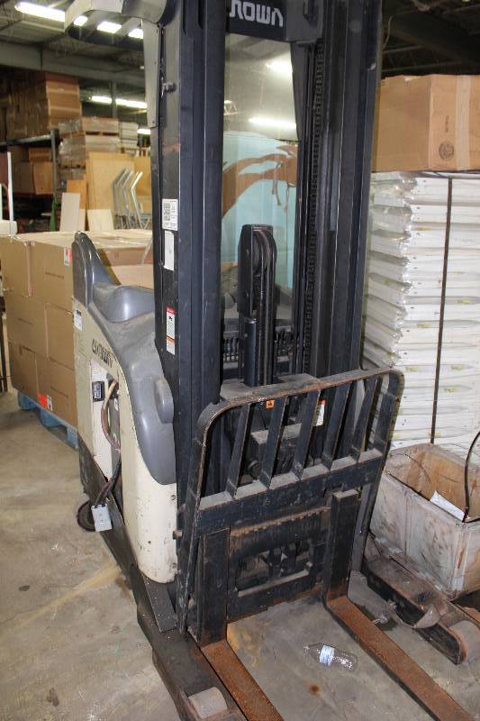 lot 27 image: Crown Forklift wBattery Charger RR5000 Series Model RR5020-35 3500lbs Capacity wUpright Vertical, 210 A 24 B Mast Collapsed Height 95 Truck Type E Sideshifter A-60799 Serial Number 1A212462 Saft Battery Charger Model SCRFLX-18-750T1Z.