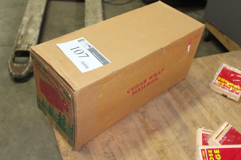 lot 107 image: Cedar Classics Cedar Wrap Mailboix Aromatic Red Cedar 10 x 7 x 9.