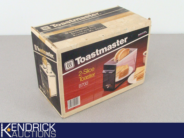 lot 26 image: NOS Vintage ToastMaster 2-Slice Toaster B700