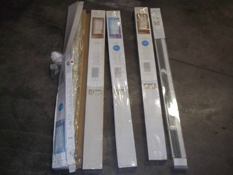lot 6 image: Mini Blinds