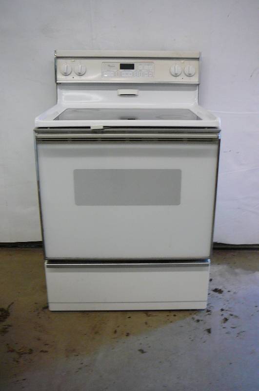 lot 1 image: Electric Stove Whirlpool Smooth Top