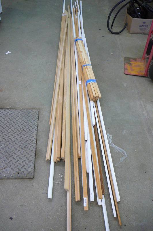 lot 45 image: Lot of 14 Round and Cove molding 25  Count