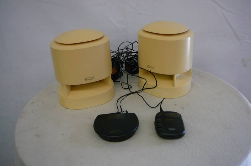 lot 51 image: Advent Wireless Speeker system GPX AMFM Sterio