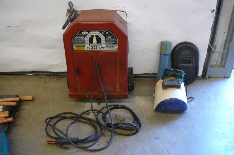 lot 15 image: Linc Welder AC 225 AMP Single Phase 230 volts 50 amps Helmet Rods