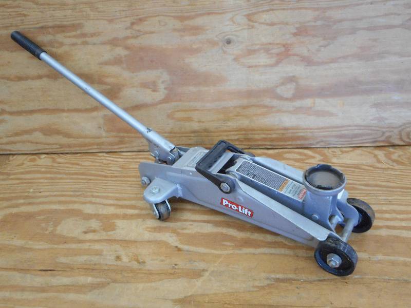 lot 36 image: Pro-Lift 2-Ton Floor Jack ...