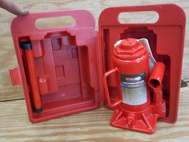 lot 77 image: Unused Grip 12-Ton Bottle Jack With...