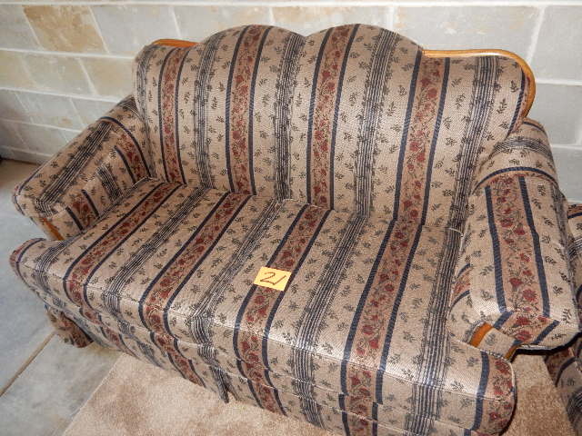 lot 21 image: Love Seat