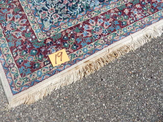 lot 19 image: Oriental Rug