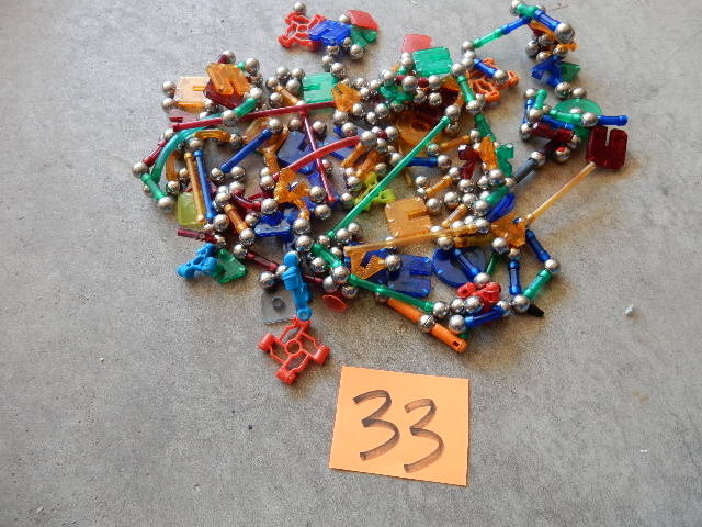lot 33 image: Magnetix Toy