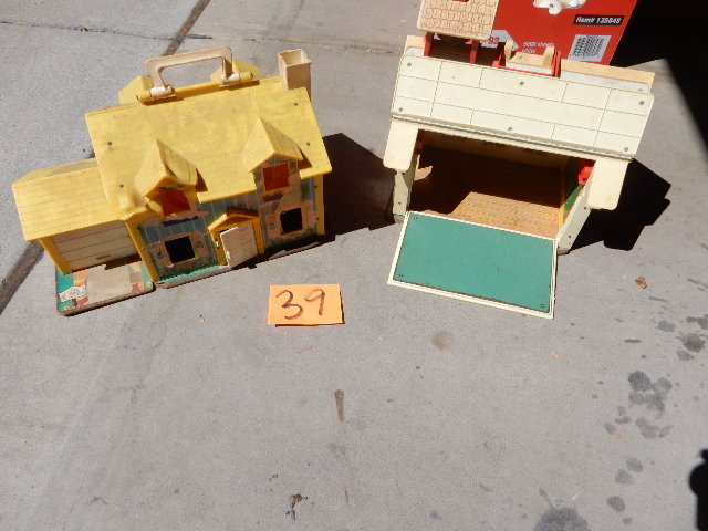 lot 39 image: Vintage Toy Houses