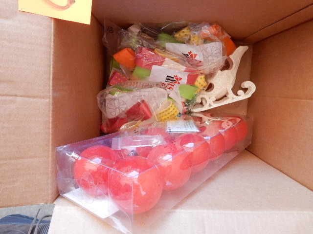 lot 40 image: Christmas Decorations