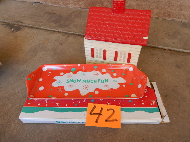 lot 42 image: Christmas Cookie Jar, Serving Tray