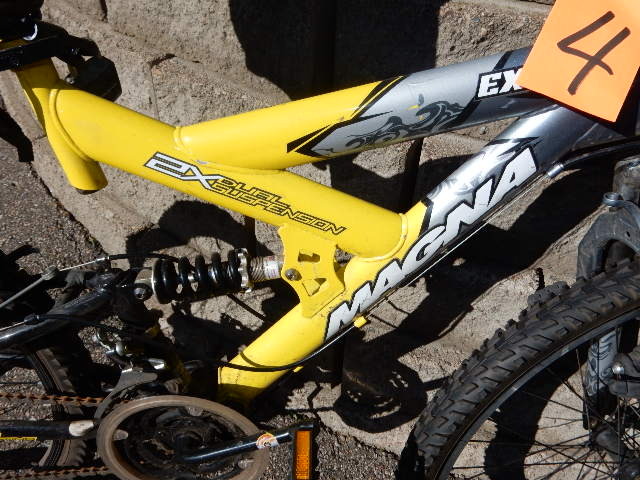 lot 4 image: MAGNA Mens bike