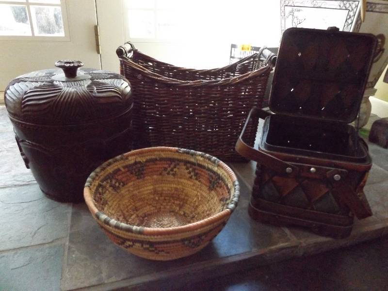 lot 12 image: Pot, Baskets, Magazine Holder