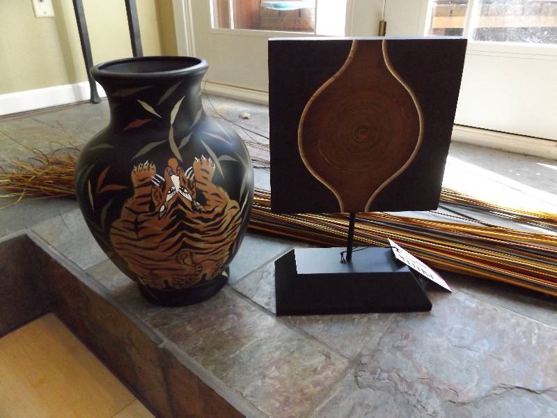 lot 15 image: Palecek Raised Target Stand, Tiger Vase