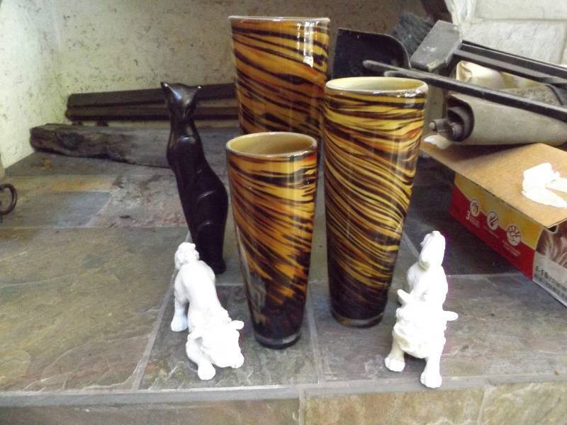 lot 24 image: 3 Brown Vases, White Chinese Dragons, Cat
