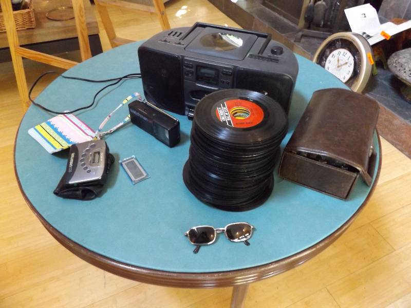 lot 43 image: Vinyl 45s, Cassettes, Stereo