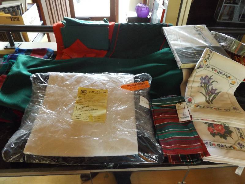 lot 89 image: Christmas, Tablecloth, Napkins, Placemats