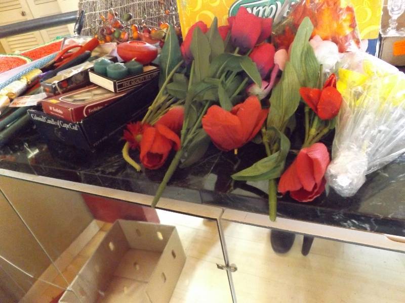 lot 94 image: Place Mats, Candles, Flower Dcor, Tea Lights, Swizzle Sticks