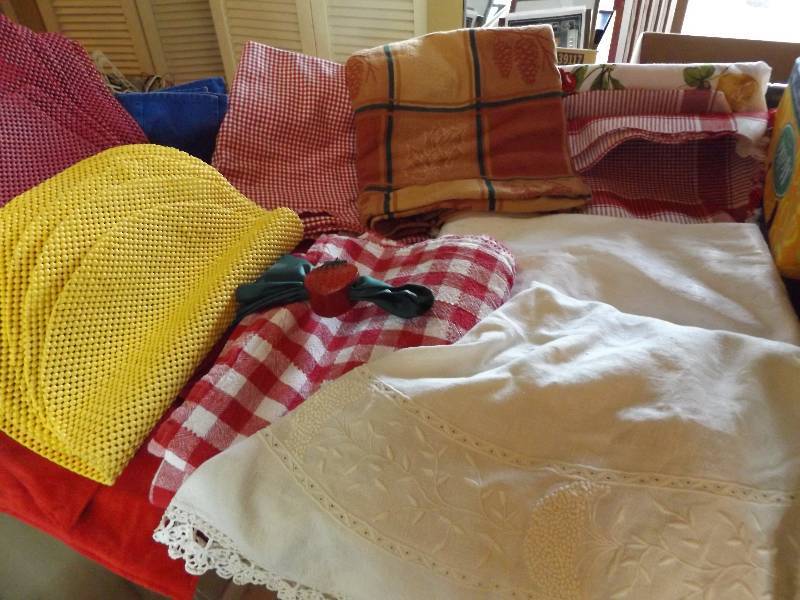 lot 95 image: Tablecloths, Placemats