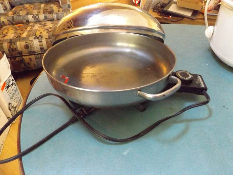 lot 119 image: Electric Skillet