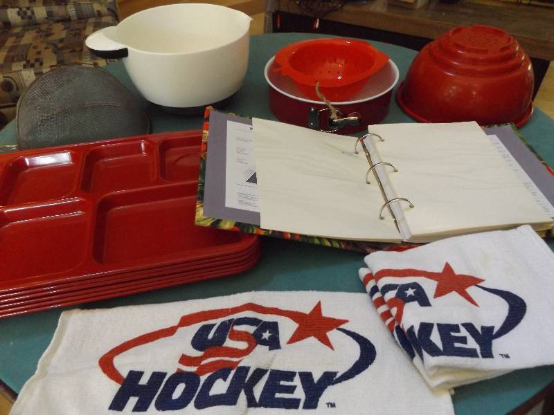 lot 171 image: Serving Trays, Recipe Book, Colanders, Bowl, Cake Pan