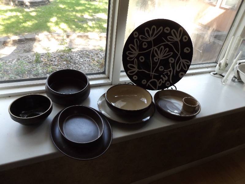 lot 166 image: Stoneware and Plate Stand