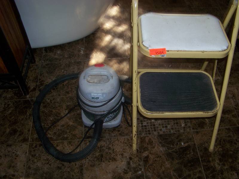 lot 138 image: Mini Shop Vac, Step Stool