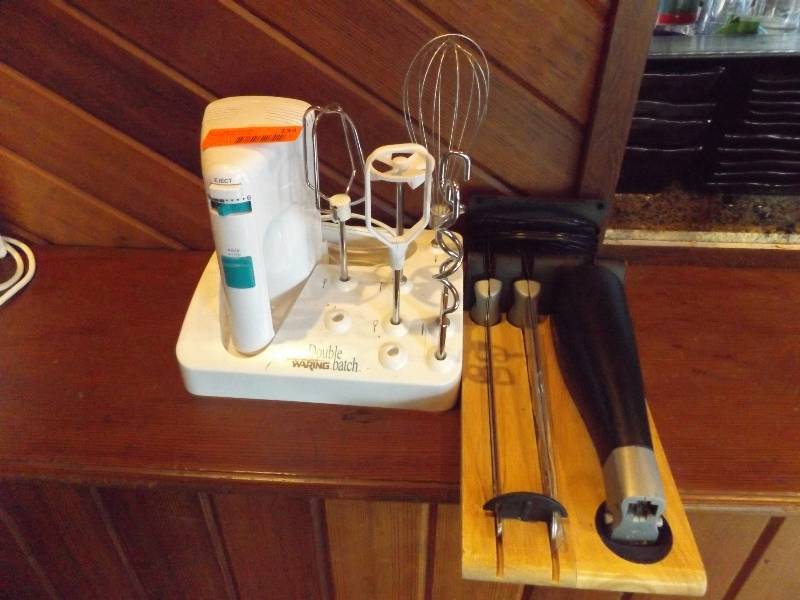 lot 133 image: Waring Mixer, Cuisinart Knife