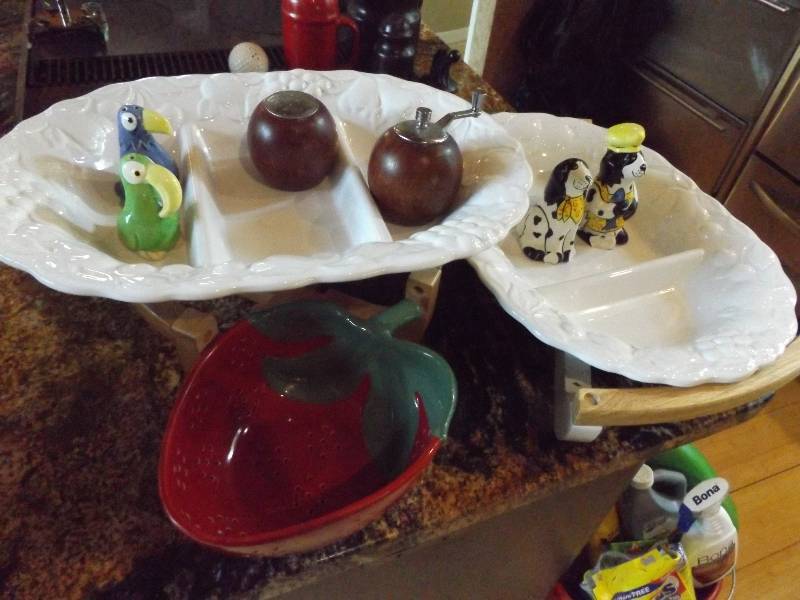 lot 175 image: Serving Trays, Colander, S&P Shakers