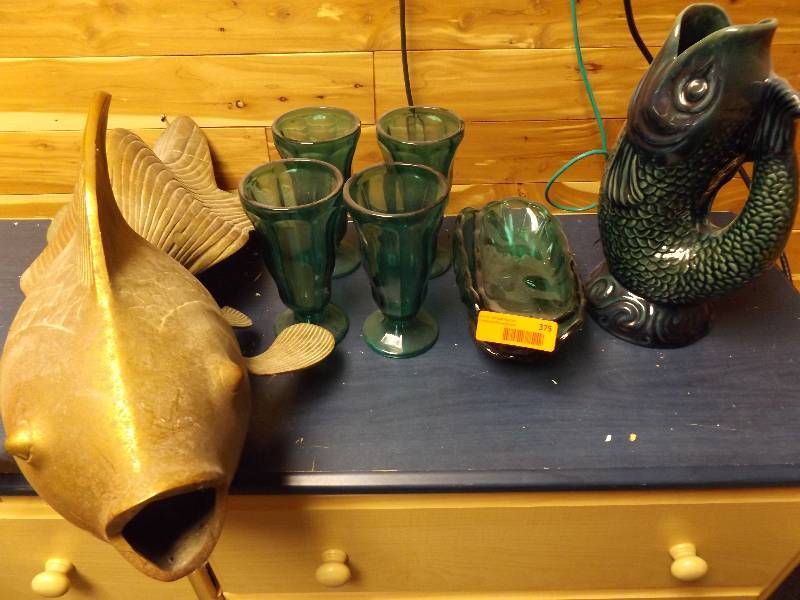 lot 375 image: Fish Decorations, Green Glass Sundae and Banana Split Dishes