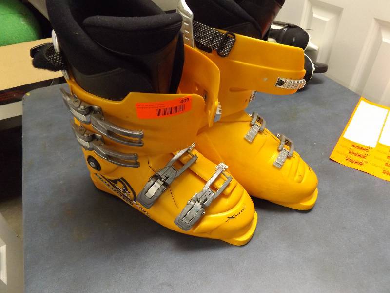 lot 409 image: Yellow Salomon Ski Boots