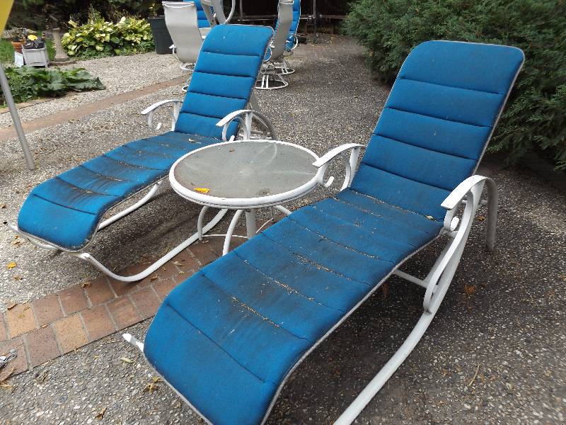 lot 598 image: Outdoor Loungers, Table, needs cleaning