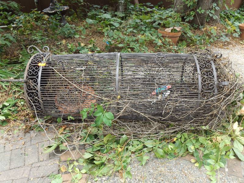 lot 587 image: Metal Bird Cage Yard Dcor