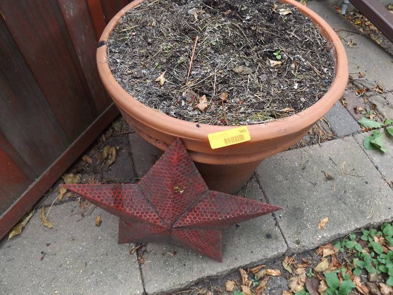 lot 581 image: Clay Pot 18 x 17 and Red Metal Star