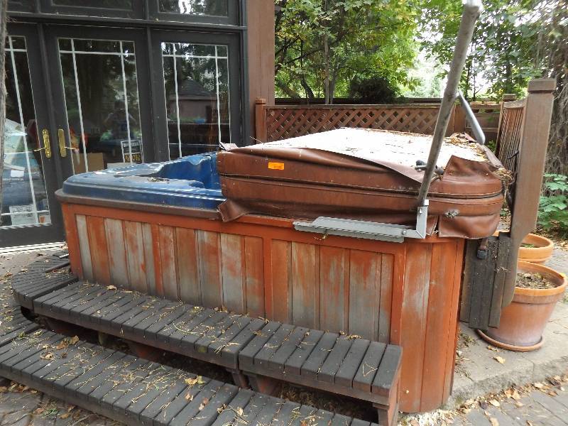 lot 584 image: Hot Tub and Cover on Stand All Included
