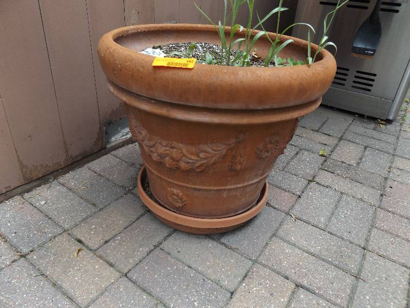 lot 582 image: Clay Pot 21 x 18